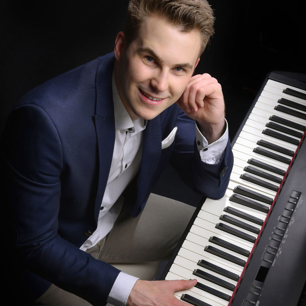 Patrick Peuckmann am Klavier aufgestützt – Hochzeitsmusiker buchen NRW