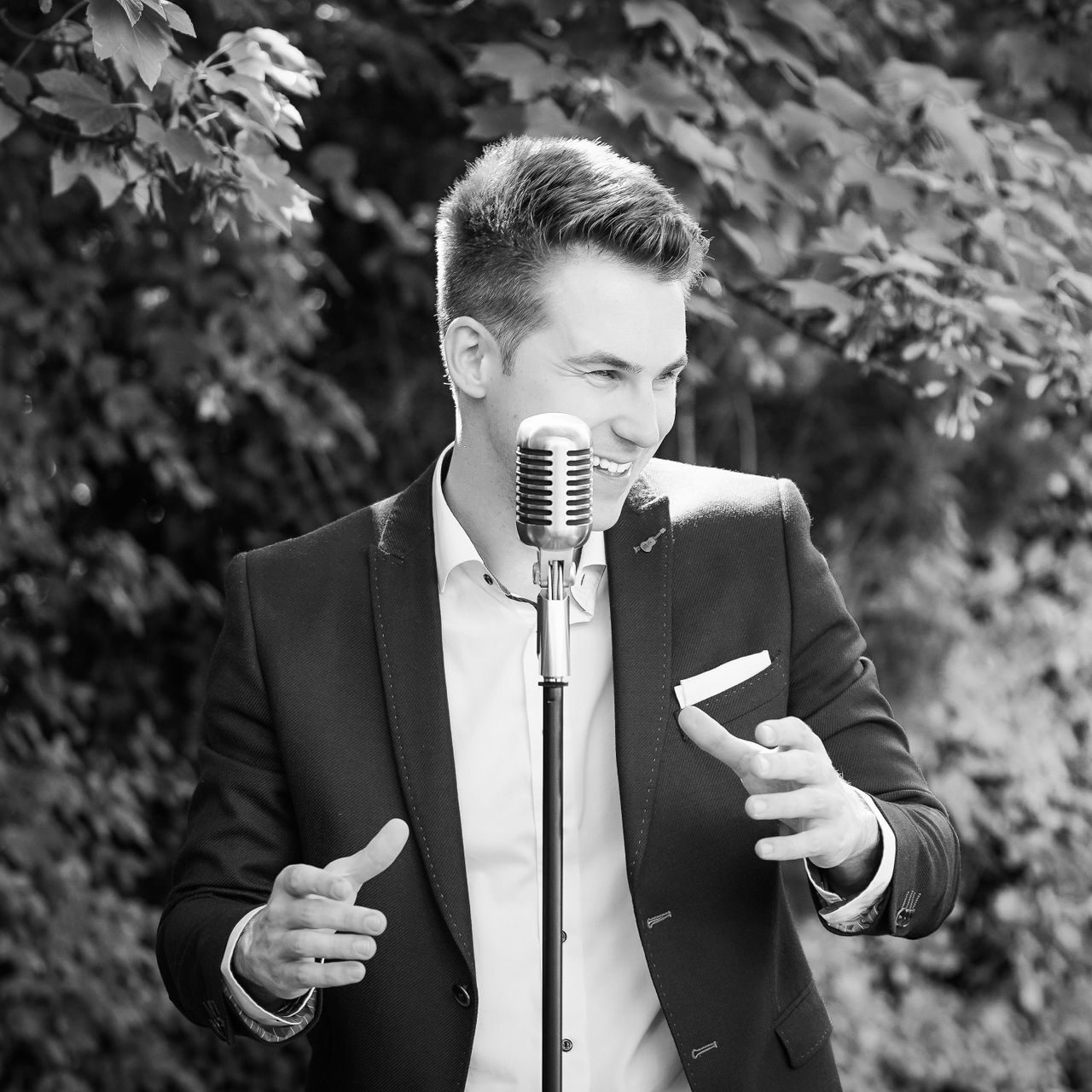 Patrick Peuckmann beim singen jazz mikro schwarz weiss – Hochzeitsmusiker buchen NRW