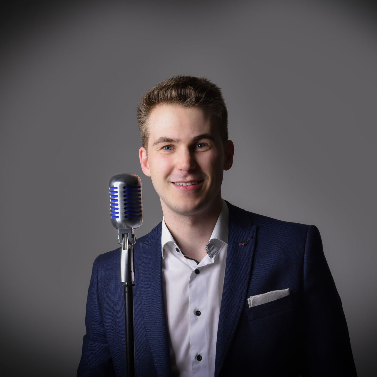 Patrick Peuckmann beim singen jazz mikro – Hochzeitsmusiker buchen NRW