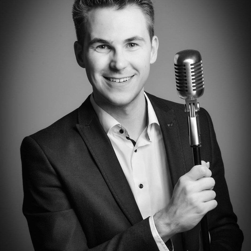Patrick Peuckmann beim singen jazz mikro schwarz weiß – Hochzeitsmusiker buchen NRW