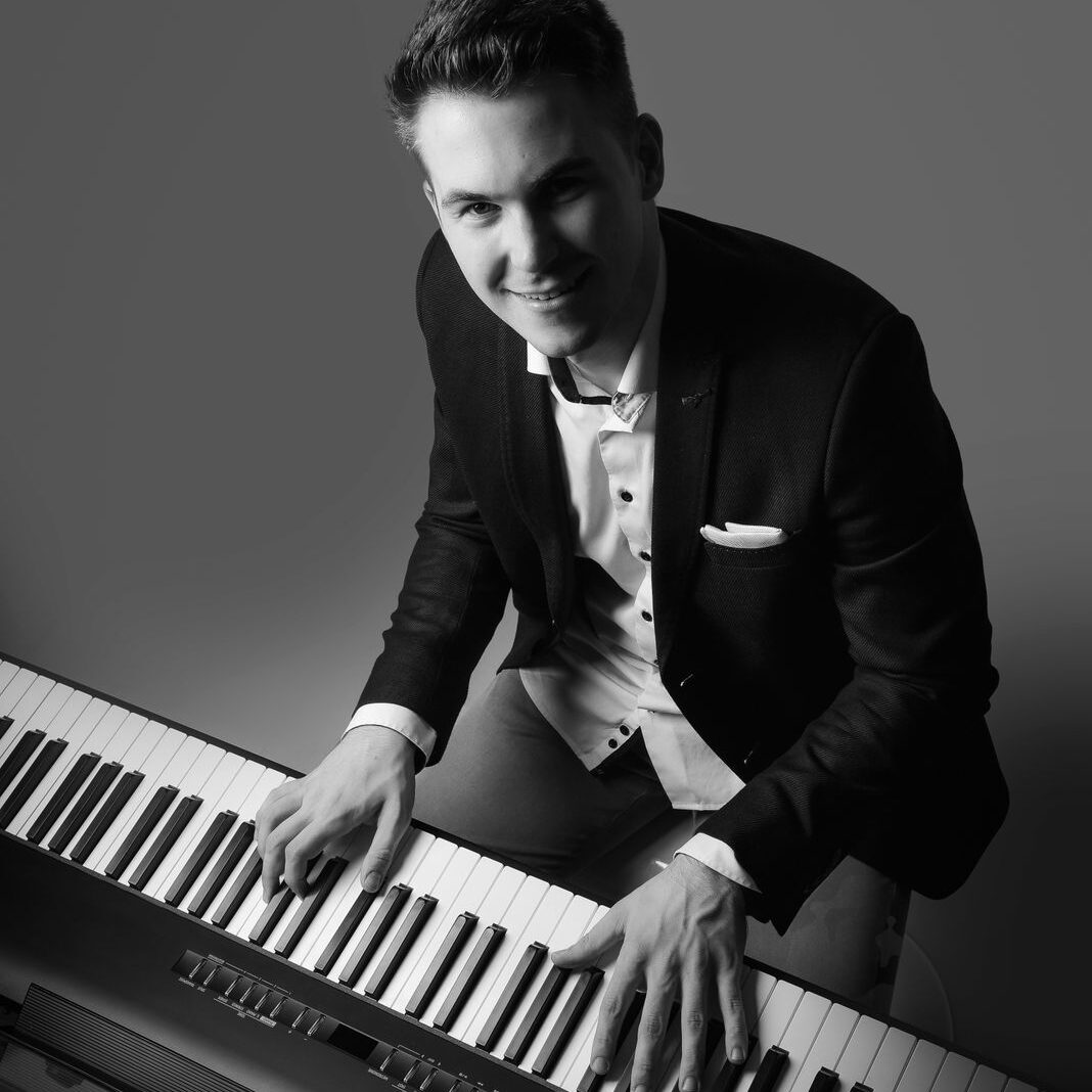Patrick Peuckmann beim Klavier spielen schwarz weiß – Hochzeitsmusiker buchen NRW